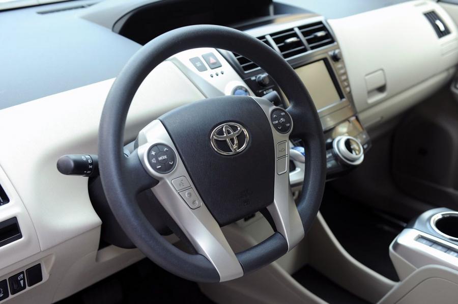  Toyota Prius V 2011 года  (фото 131 из 208)